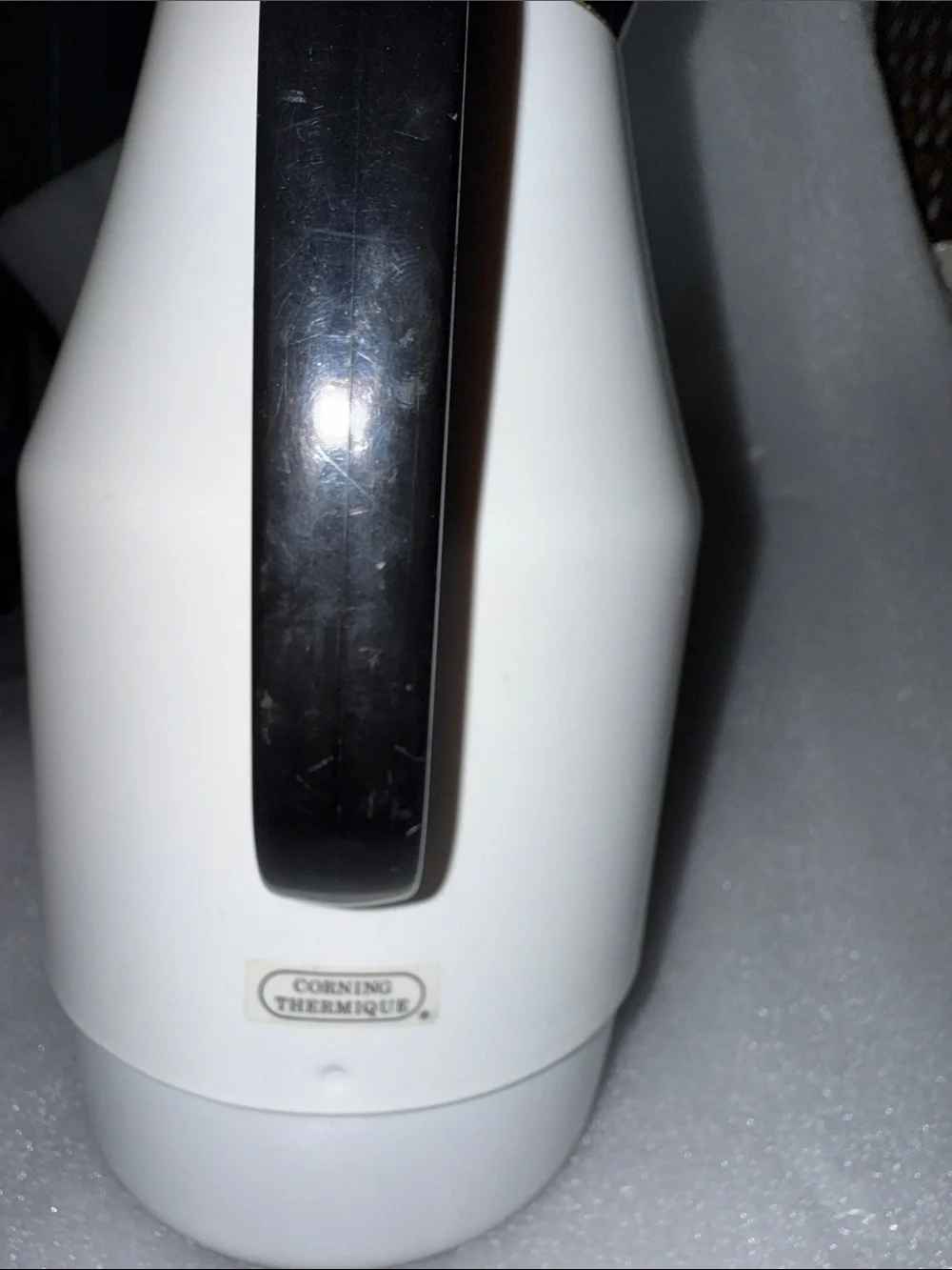 Corning Thermique White Travel Kettle with Black Handle. 1 qt
